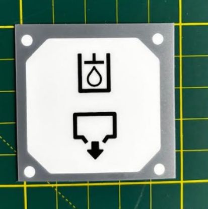 50 x 50 mm Leksan Mat Kumlu (Gri beyaz-Damla + Aşağı Ok) Folyo Türü: 250 Mikron Mat (Kumlu) - (Polikarbon) En (mm): 50 Boy (mm): 50 Baskı Türü: UV BEYAZ + CMYK BASKI Çifttaraflı Bant - Laminasyon: 3M 468 MP Çift Taraflı Bant (130 Mic) resmi