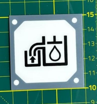 50 x 50 mm Leksan Mat Kumlu (Gri beyaz-Yukarı Ok+Damla) Folyo Türü: 250 Mikron Mat (Kumlu) - (Polikarbon) En (mm): 50 Boy (mm): 50 Baskı Türü: UV BEYAZ + CMYK BASKI Çifttaraflı Bant - Laminasyon: 3M 468 MP Çift Taraflı Bant (130 Mic) resmi