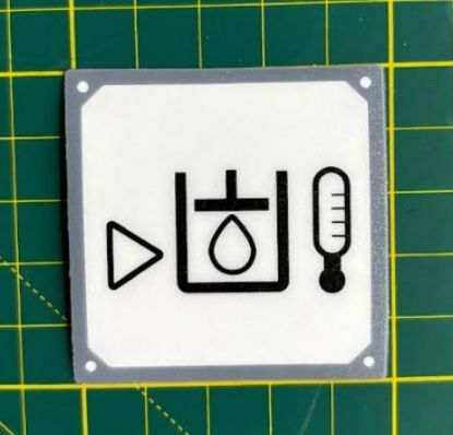 50 x 50 mm Leksan Mat Kumlu (Gri beyaz-Damla+Derece) Folyo Türü: 250 Mikron Mat (Kumlu) - (Polikarbon) En (mm): 50 Boy (mm): 50 Baskı Türü: UV BEYAZ + CMYK BASKI Çifttaraflı Bant - Laminasyon: 3M 468 MP Çift Taraflı Bant (130 Mic) resmi